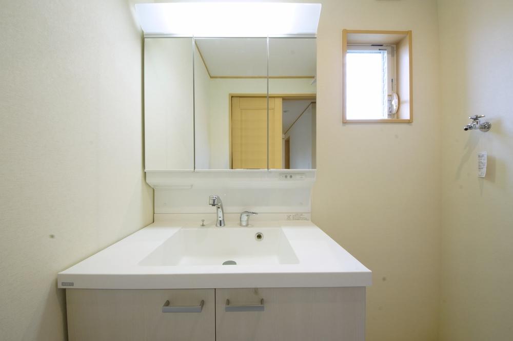 Wash basin, toilet. Vanity counter and the bowl is integrally molded ・ ・ It is easy to clean