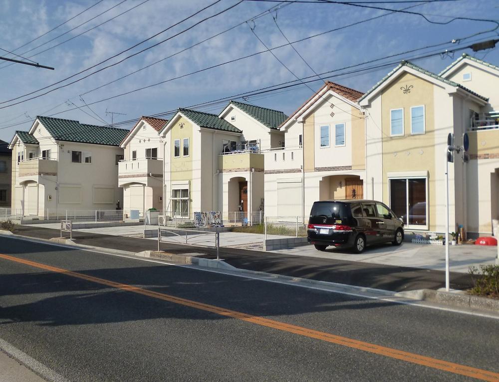 Local appearance photo. Beautiful new homes lined all 5 House