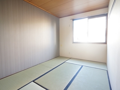 Living and room. It has adopted the accent cross in Japanese-style room of wall!