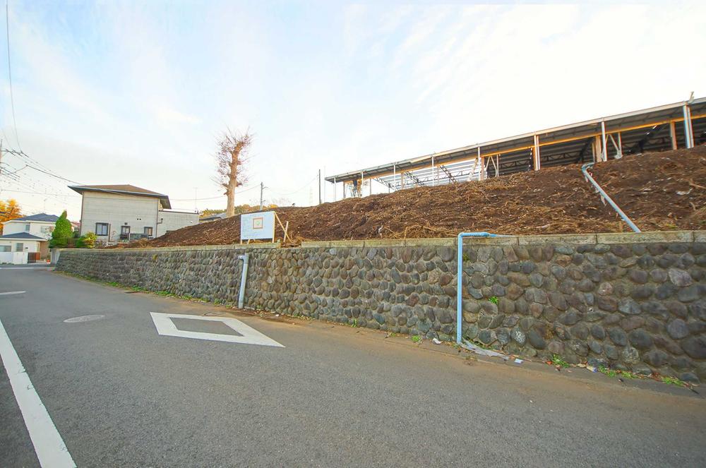 Local photos, including front road. Local (12 May 2013) Shooting, It is a quiet residential area.