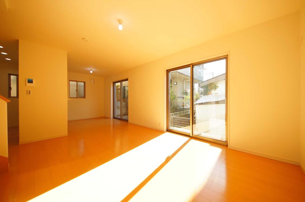 Living. Indoor (12 May 2013) Shooting, Windows are many bright living.