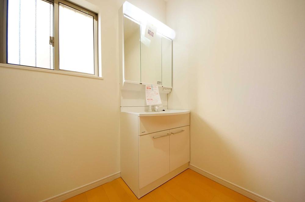 Wash basin, toilet. Indoor (12 May 2013) Shooting, Shampoo is a vanity with a dresser.