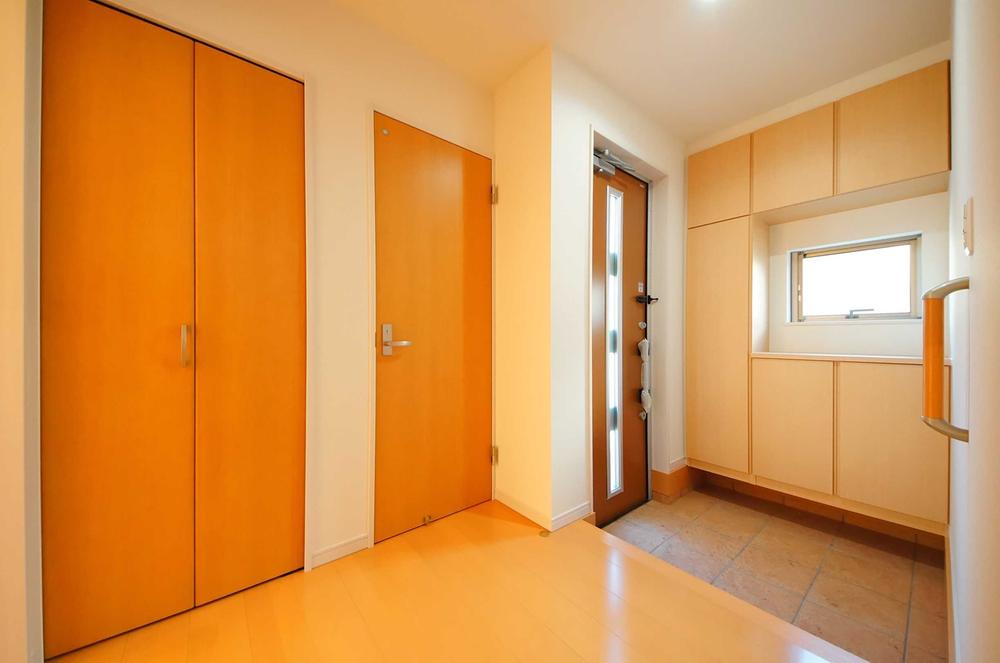 Other introspection. Indoor (12 May 2013) Shooting, Entrance and entrance hall is quite spacious.