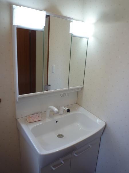 Wash basin, toilet. Convenient three-sided mirror type