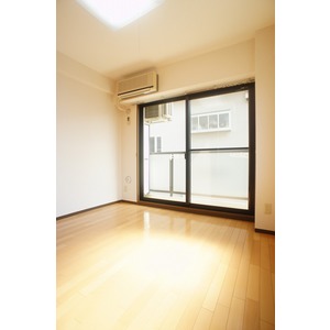 Living and room. Western-style is 6,1 tatami ☆ Air conditioning is with 1 groups ☆