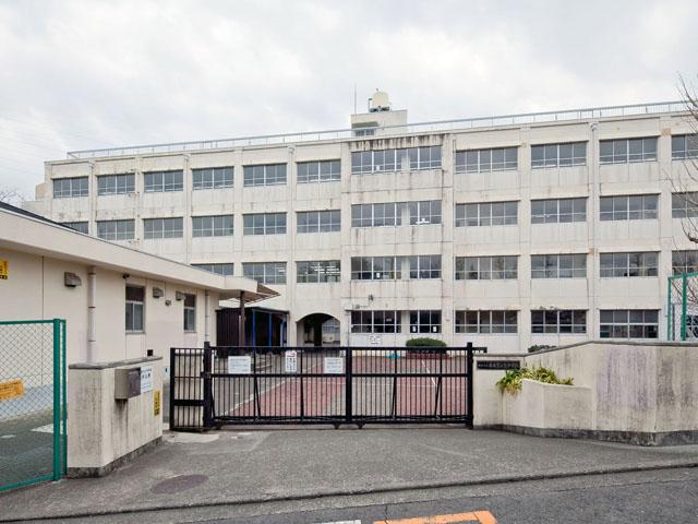 Junior high school. 870m to Yokohama Municipal Minamikibogaoka junior high school