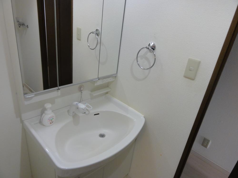 Wash basin, toilet. Wash basin with a triple mirror