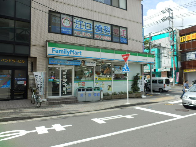 Convenience store. 600m to Family Mart (convenience store)