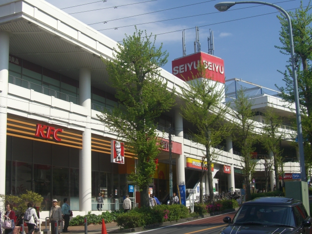 Supermarket. Seiyu to (super) 157m
