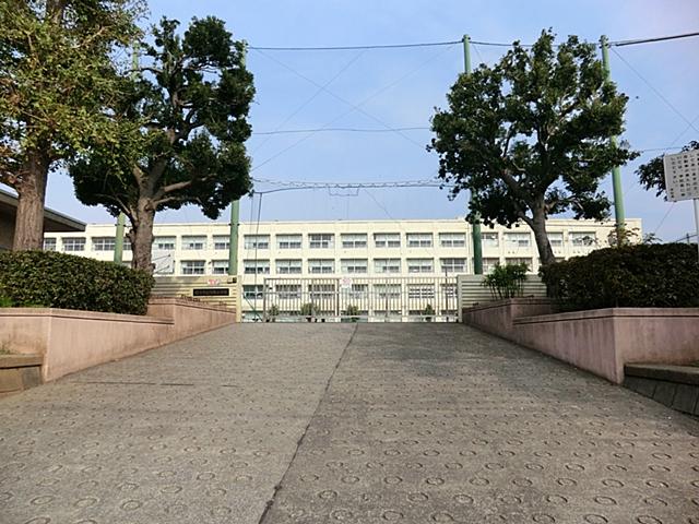 Primary school. It is 700m a beautiful school building to Yokohama City Tachikawa well elementary school. Is Omoikkiri play likely in a wide schoolyard!
