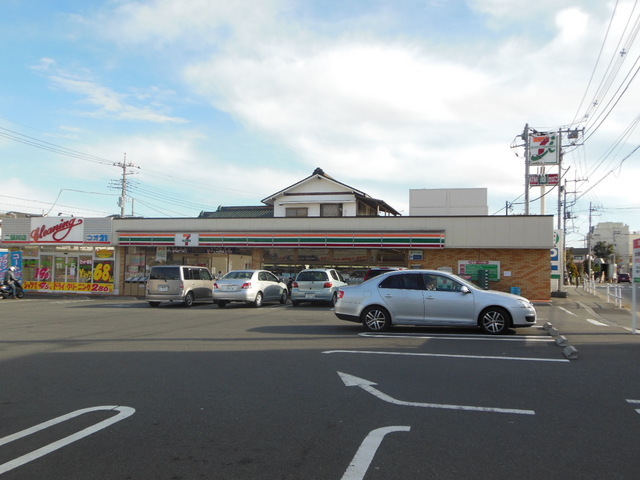 Convenience store. 750m to Seven-Eleven (convenience store)