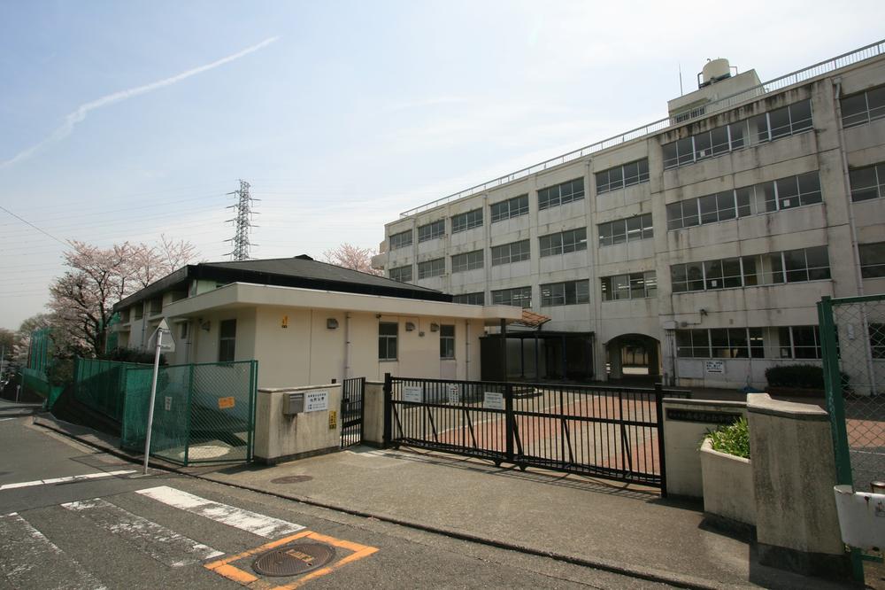 Junior high school. South Kibogaoka until junior high school 880m