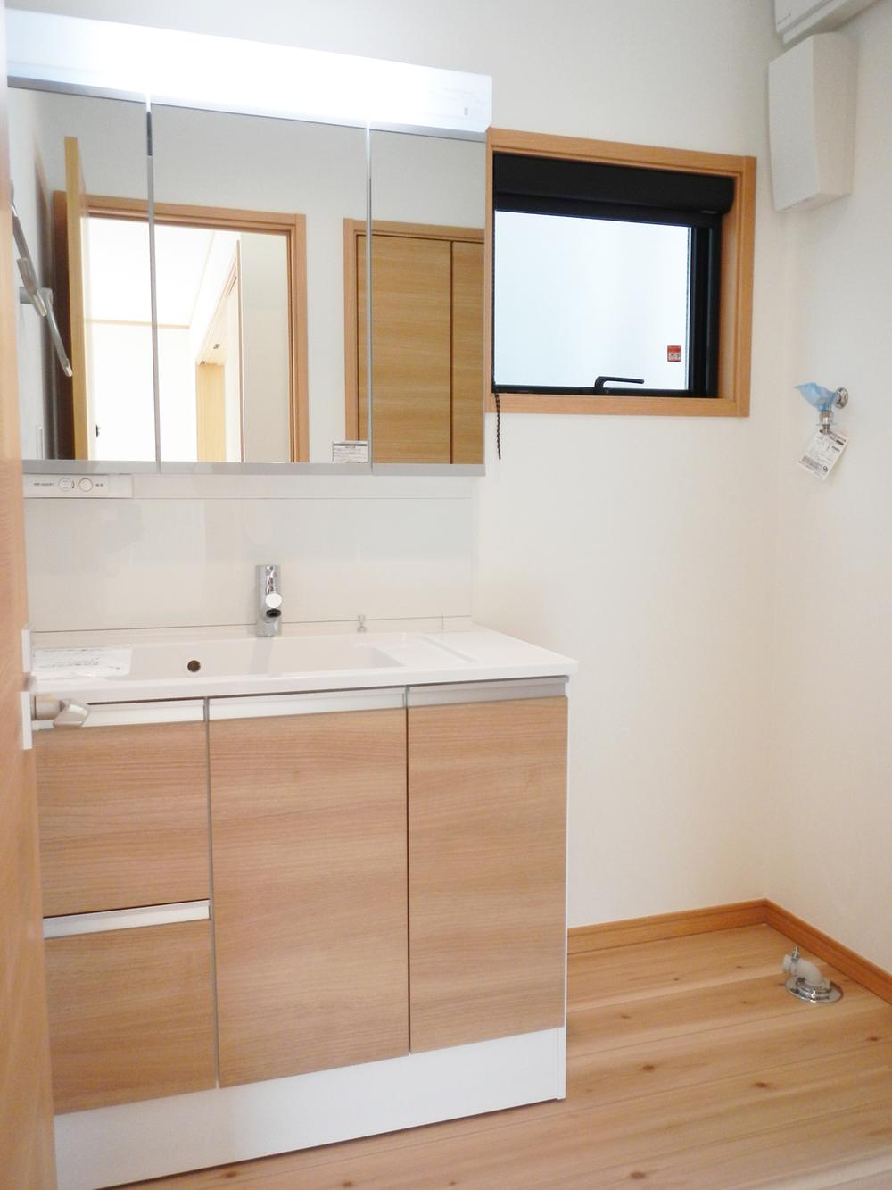 Wash basin, toilet. Adopt a "cloudy shut mirror" that does not fog even in a bath! Also housed mirror to the three-sided mirror, It helps busy morning