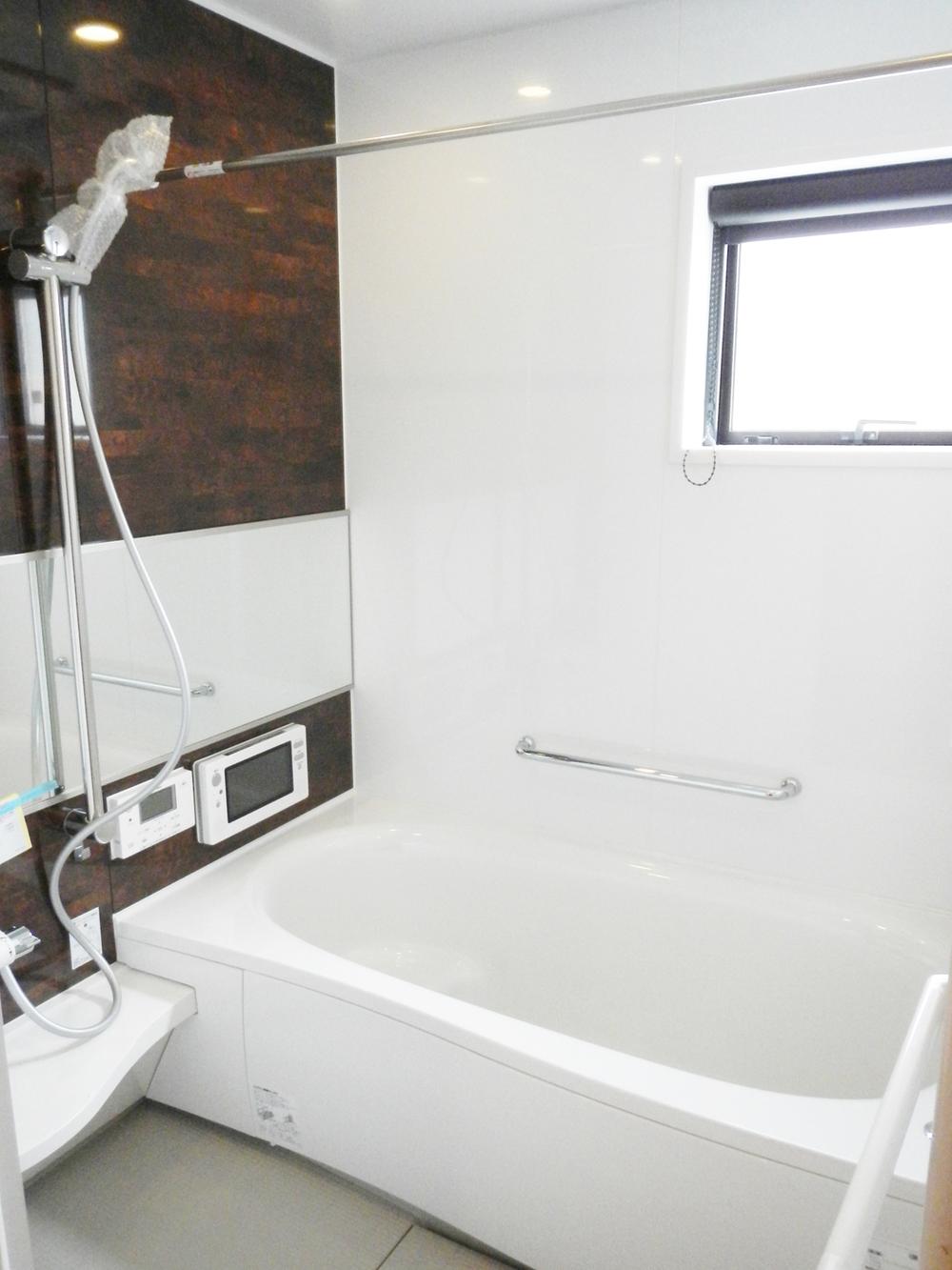 Bathroom. Spacious relaxing bath that also attached bathroom digital TV is, Has a higher thermal insulation does not fall only be 2 ℃ after 5 hours! You can also save utility costs also can shorten the time of reheating
