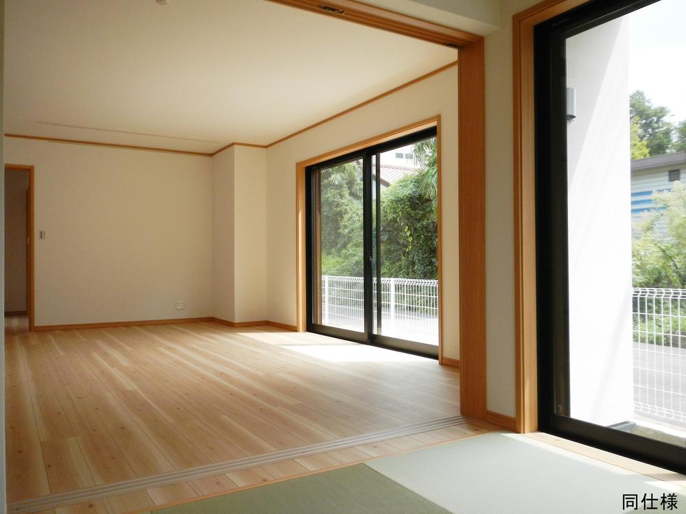 Living. There are also glad Japanese-style room at the time of visitor is next to the living!