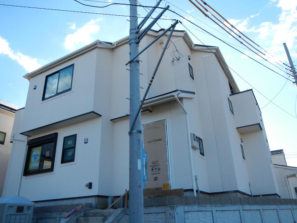 Local appearance photo. Roof of light and durable colonial quad is vibration of earthquake, Comfortable home life is delayed because to cut off the same about the outside of the sound and the fire and also has excellent leaking clay tile