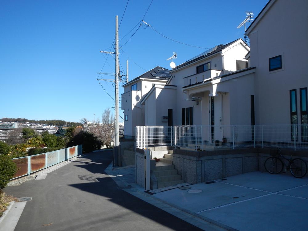 Local photos, including front road. Spacious carport 2 cars reserved in the 127 sq m or more of the land! There is also an electric vehicle corresponding external outlet