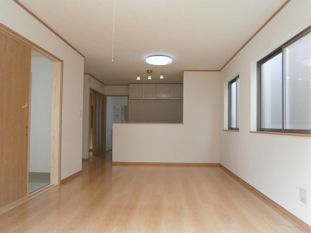 Same specifications photos (living). Same specifications living LDK popular face-to-face kitchen type to wife Japanese-style room is located in the Tsuzukiai.