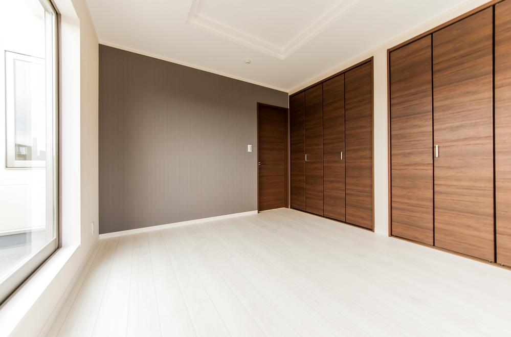 Non-living room. Impressive accent wall ・ ・ Spacious and the calm atmosphere master bedroom