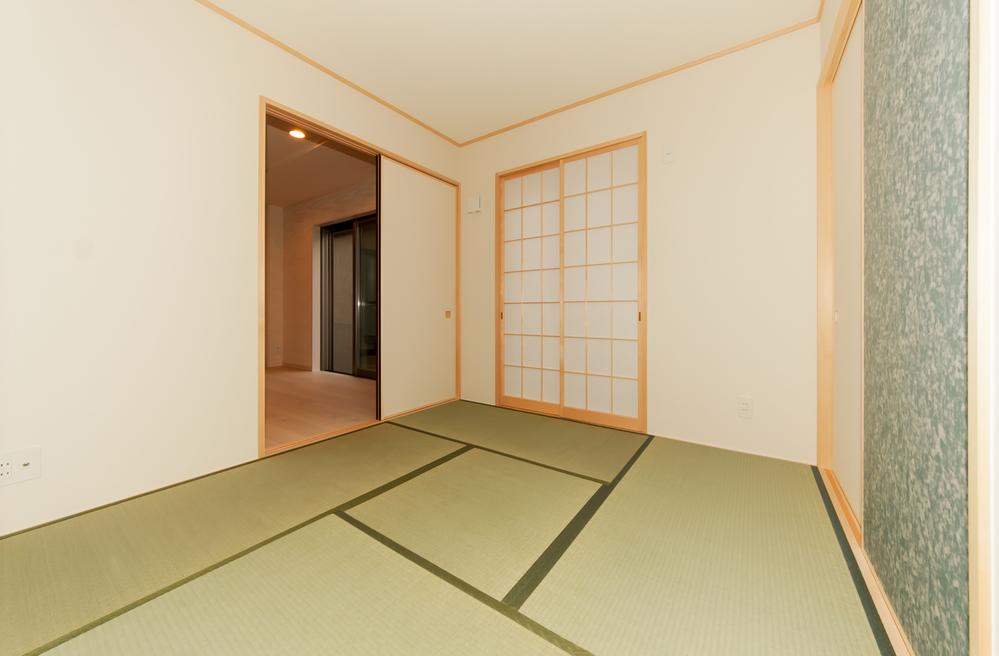 Non-living room. Japanese-style of living and Tsuzukiai ・ ・ Relax on the tatami.