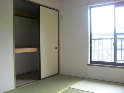 Living and room. South-facing bright Japanese-style room 6 quires Storage between 1