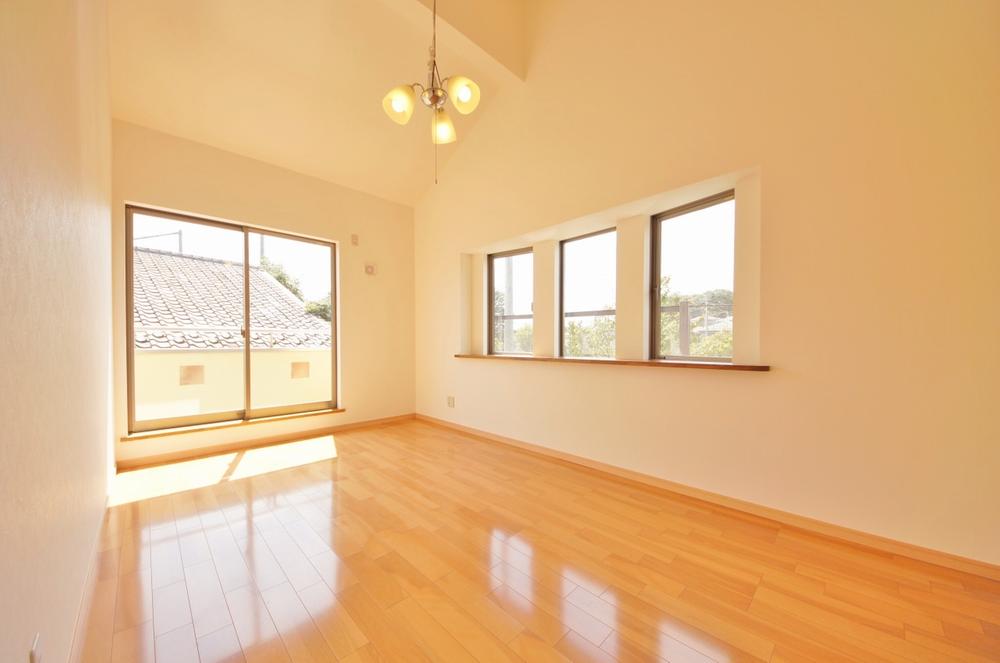Non-living room. Indoor (September 2013) Shooting, Slope ceiling and bow window is characterized by a second floor of a Western-style 7.5 quires.