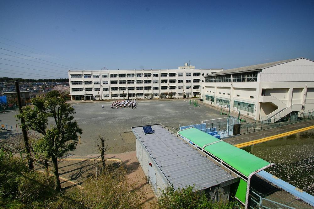Primary school. Sasanodai 800m up to elementary school