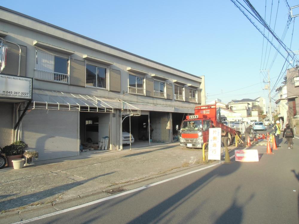 Local photos, including front road. Sotetsu Line "Kibogaoka" station a 10-minute walk in the quiet residential area