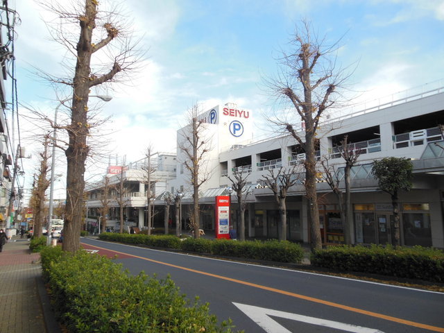 Supermarket. Seiyu to (super) 1063m