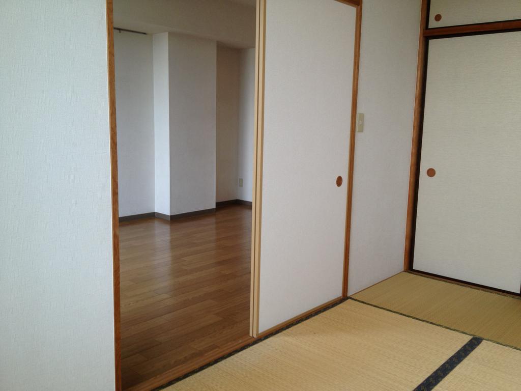 Living and room. It will Akehanatsu the 16-mat Japanese-style rooms and a living