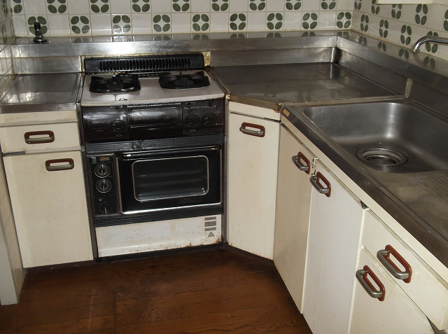 Kitchen. L-shaped kitchen, With oven