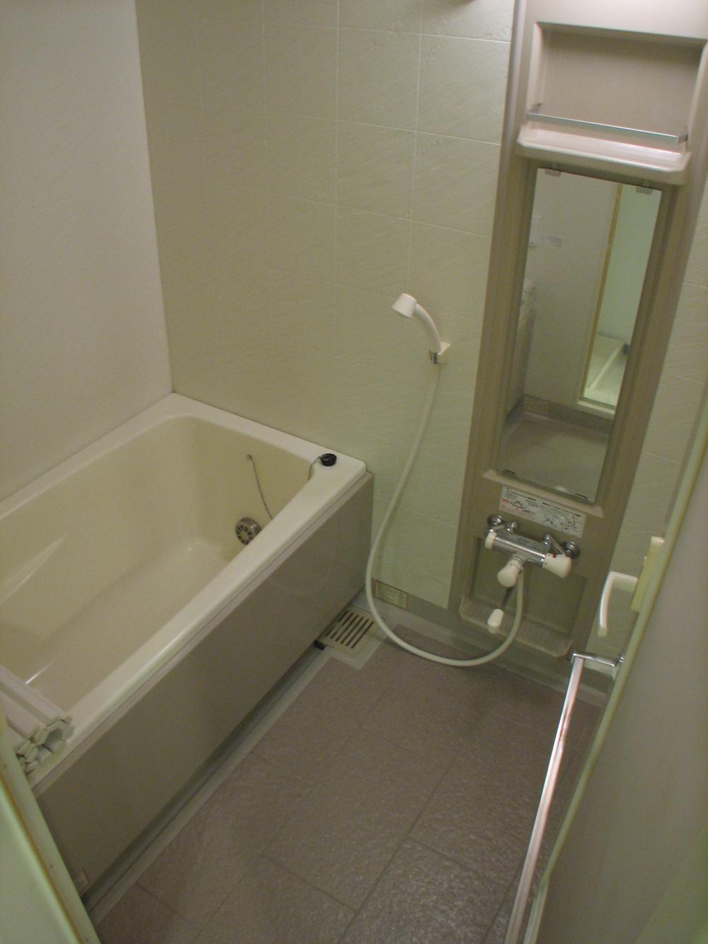 Other Equipment. Spacious bathtub that can stretch the legs
