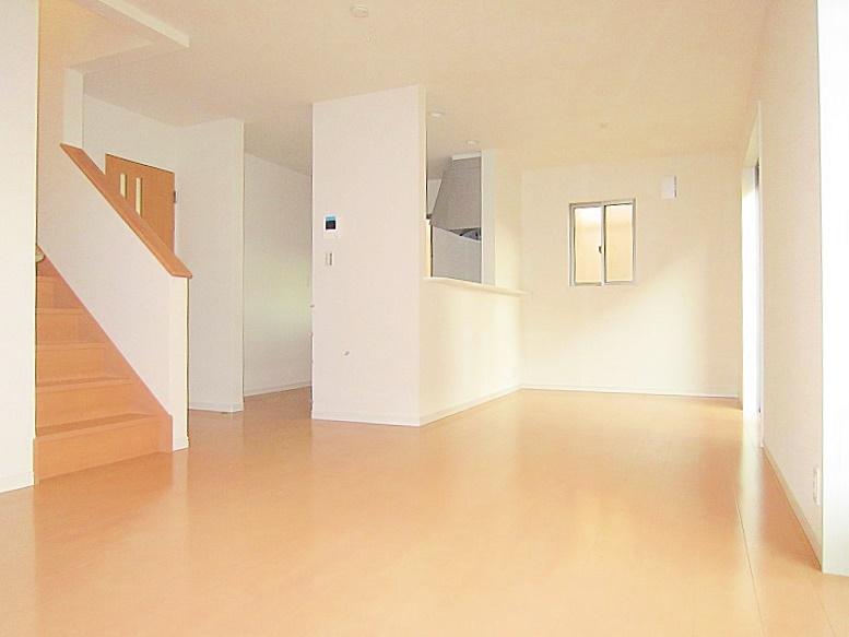 Living. Spacious Living Dining & amp; amp; Kitchen! Face-to-face kitchen living room overlooking! (November 2013) Shooting