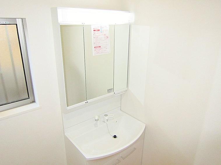 Wash basin, toilet. Cleanliness full wash room! (November 2013) Shooting