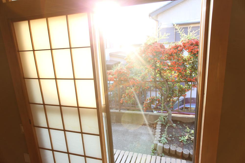Non-living room. First floor Japanese-style room is this yang per!