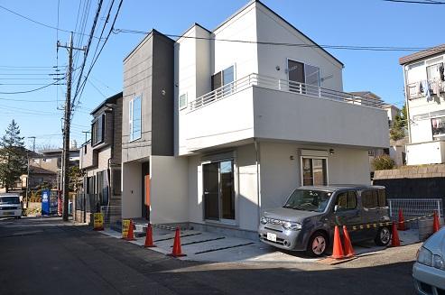 Local appearance photo. Two possible parking! Shooting from the southeast direction! Corner lot!