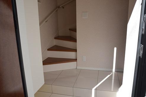 Entrance. Entrance + first floor hallway is tile Zhang specification