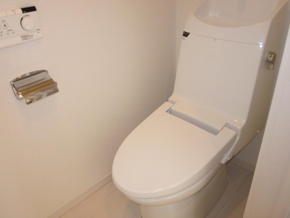 Toilet. Indoor (11 May 2013) Shooting
