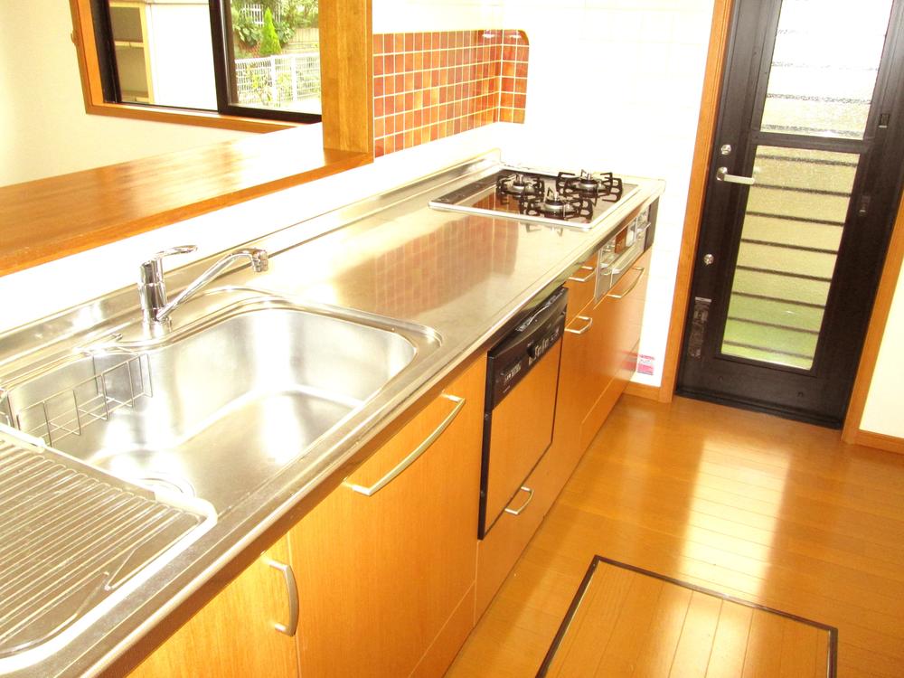 Kitchen. A warm kitchen. Spacious also working space!