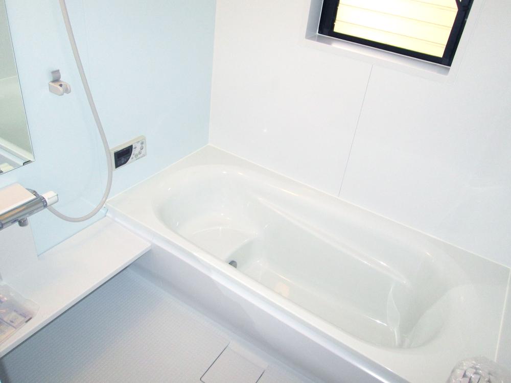 Bathroom. Bathing There is a feeling of cleanliness with a window.