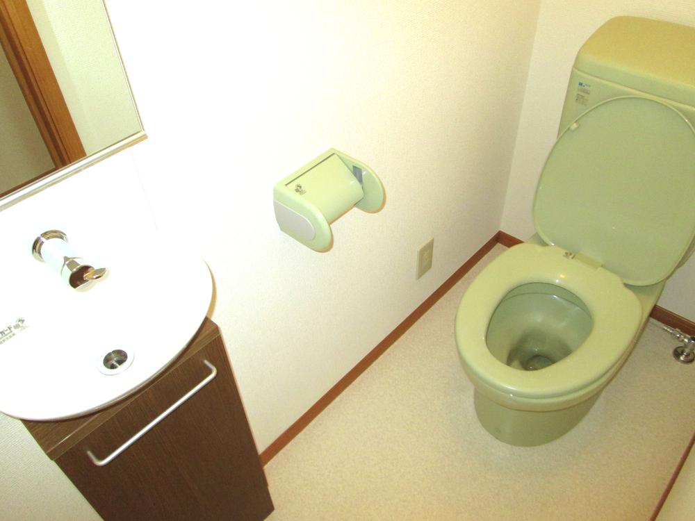 Toilet. Toilets with hand-washing facilities!