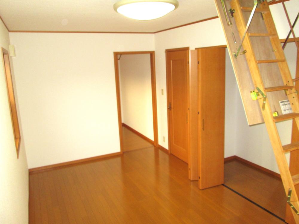 Non-living room. Climb the ladder from the Western-style, Attic storage is!