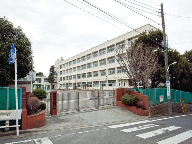 Primary school. 1100m to Yokohama Municipal Nakazawa Elementary School