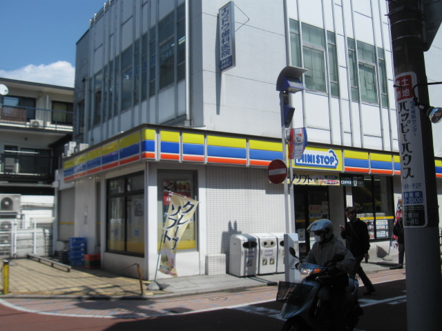 Convenience store. MINISTOP up (convenience store) 480m