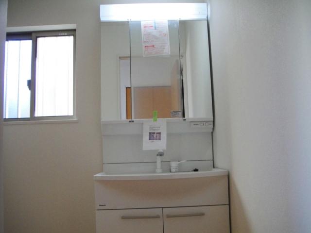 Wash basin, toilet. Vanity room