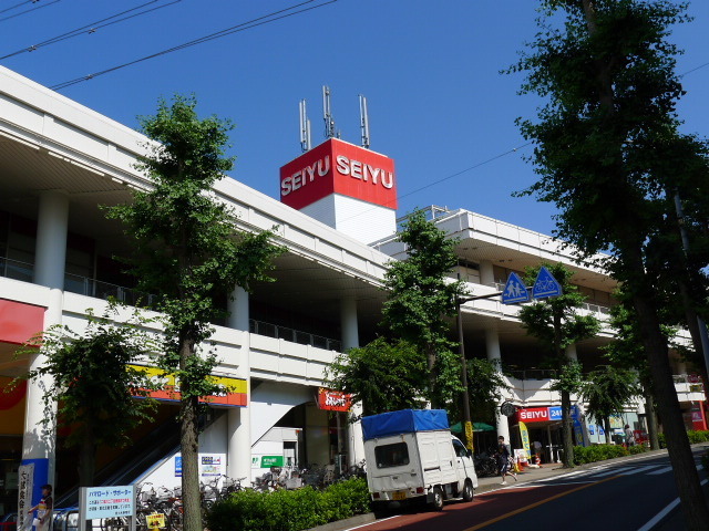 Supermarket. Seiyu to (super) 225m