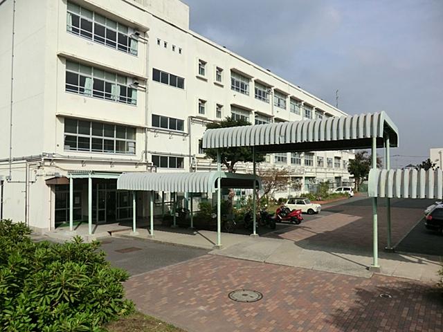 Junior high school. 808m to Yokohama Municipal Kibogaoka junior high school