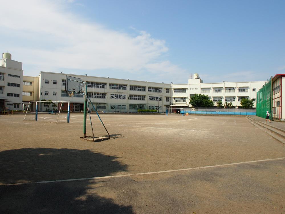 Primary school. 429m to Yokohama Municipal Shirane Elementary School