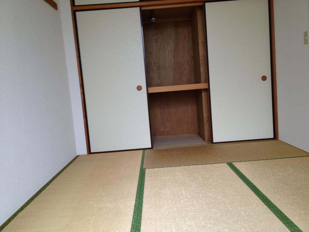 Living and room. South-facing 6-mat Japanese-style room