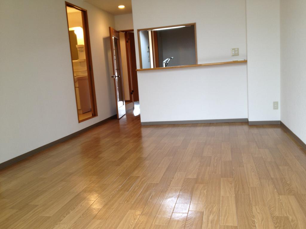 Living and room. South-facing 10.1 tatami mats of a large living